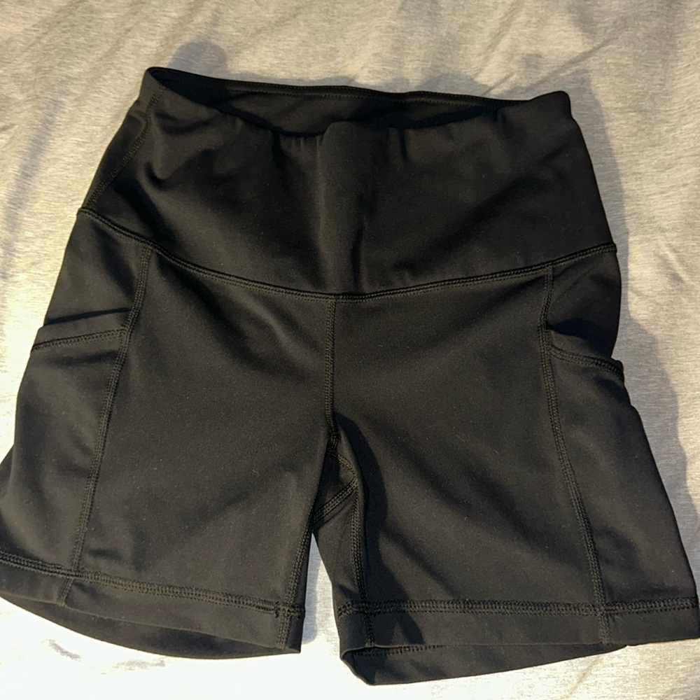 YOGALICIOUS 5in shorts with pockets